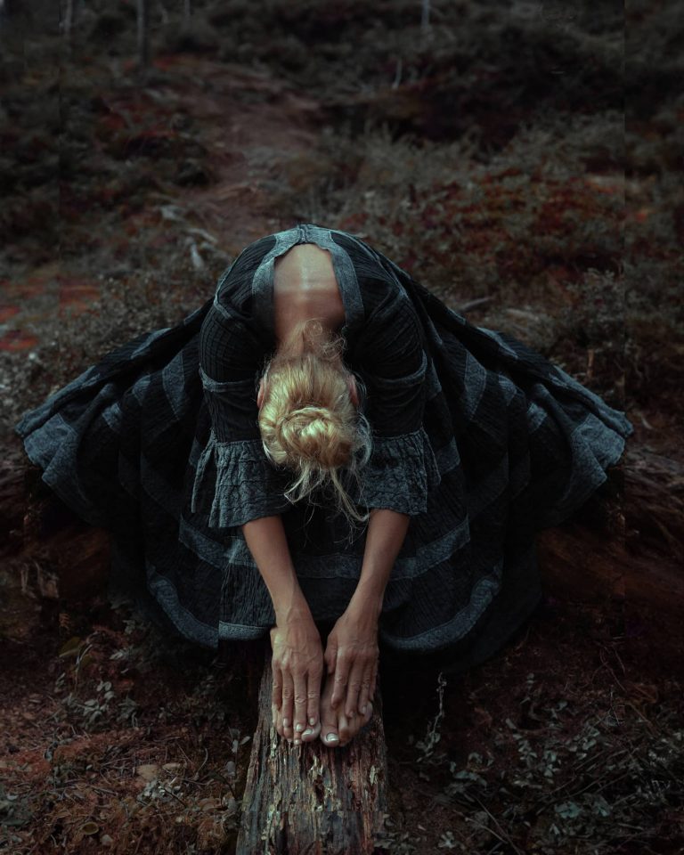 Künstlerisches Natur Portrait einer Frau beim Vorbeugen auf Baumstamm, Fine Art Fotoshooting.