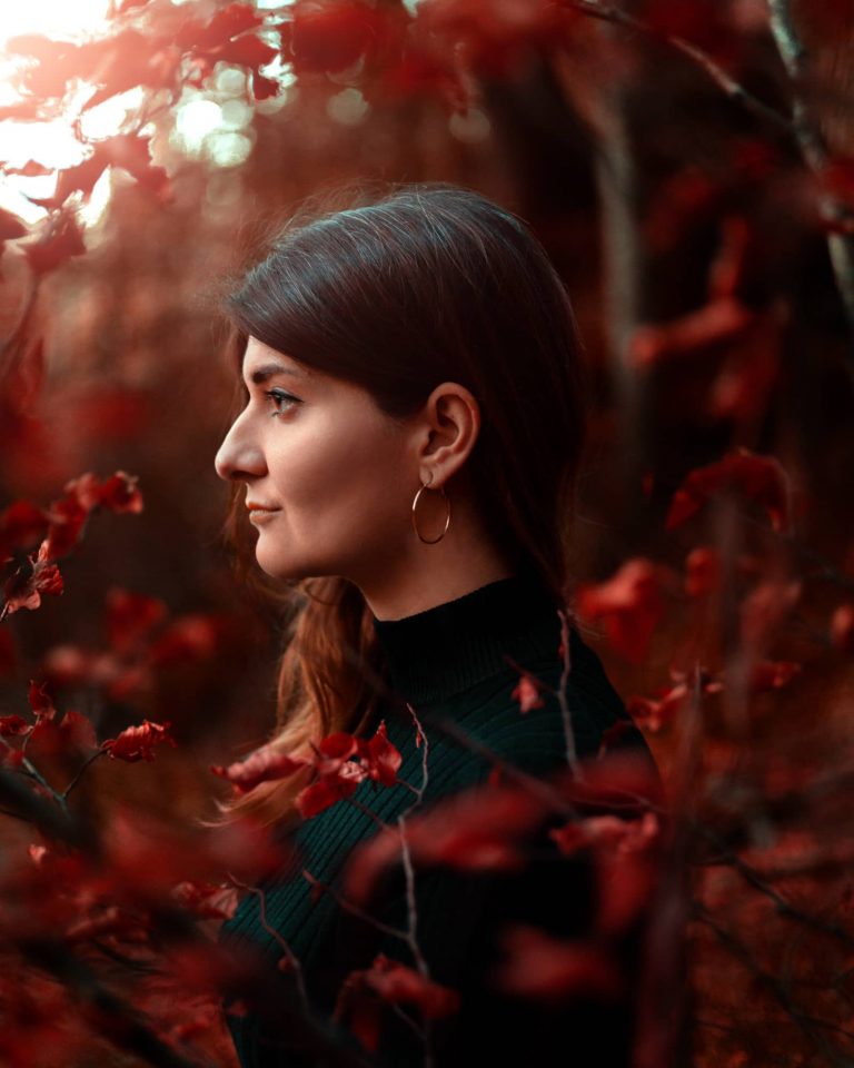 Frau im Profil bei herbstlichem Natur Fotoshooting mit roten Blättern, Portrait Fotoshooting Vorarlberg.