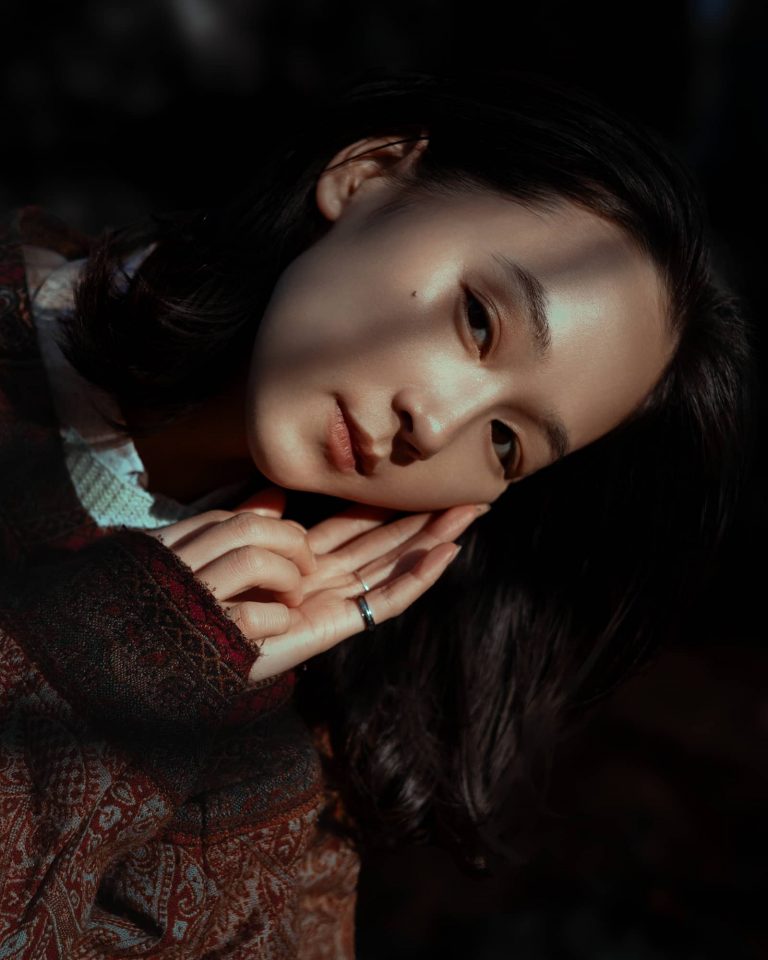 Stimmungsvolles Portrait einer Frau im Licht-Schatten-Spiel, Portrait Fotoshooting Vorarlberg.