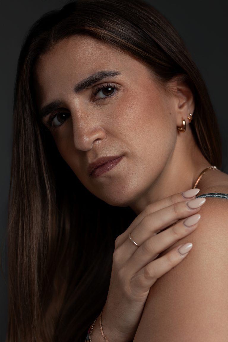 Nahaufnahme einer Frau mit ernstem Blick, Beauty Portrait mit Fokus auf Haut und Ausdruck.