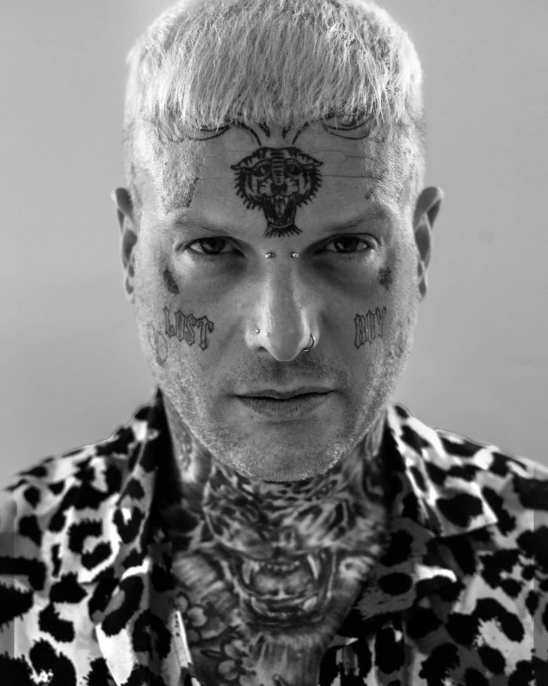 Charakterstarkes Portrait eines tätowierten Mannes mit intensivem Blick, Studio Fotoshooting.