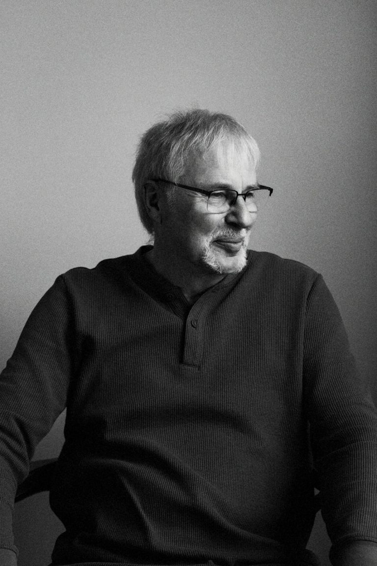 Schwarz-weiß Portrait eines älteren Mannes mit Brille, authentisches Charakterfoto.