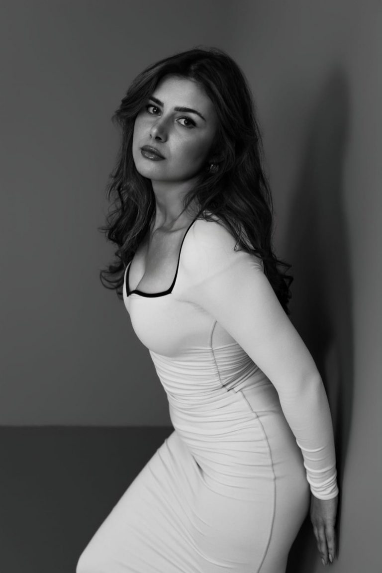 Klassisches Studio Portrait einer Frau im enganliegenden Kleid, Fine Art Fotoshooting Vorarlberg.