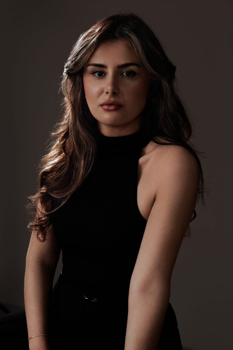 Klassisches Portrait mit direktem Blick und weichem Licht, Studio Fotoshooting Vorarlberg.