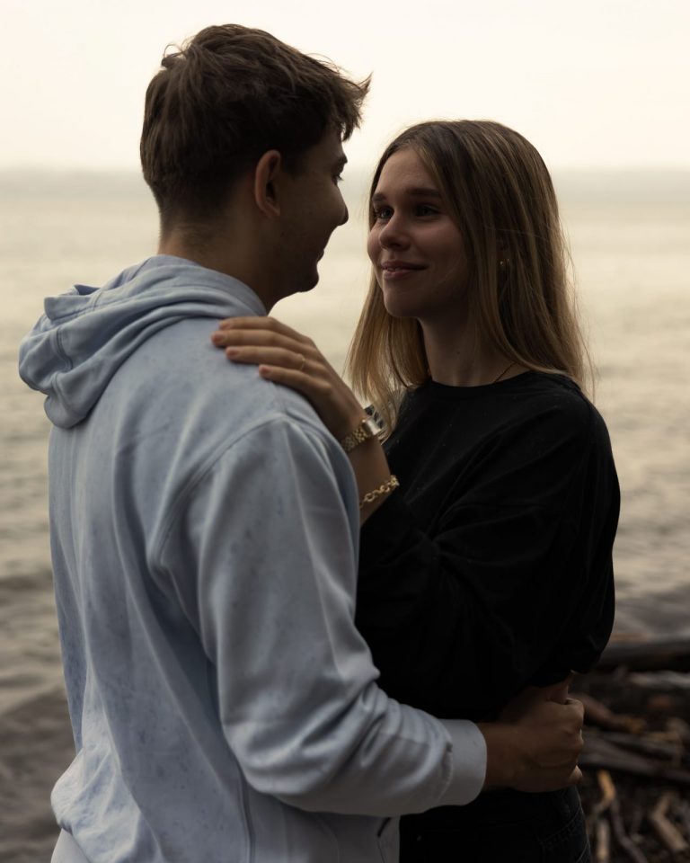 Romantisches Paarshooting am See mit intensivem Blickkontakt.