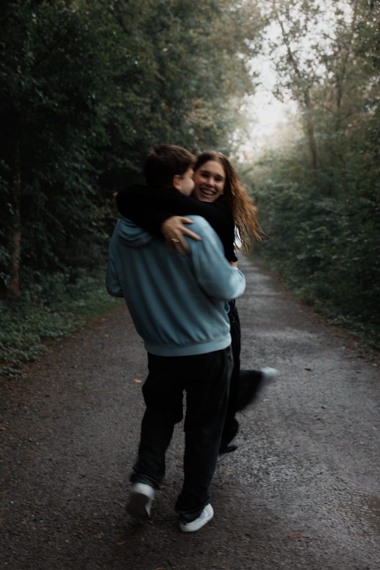 Bewegtes Shooting eines Paars im Wald – authentisches Pärchenshooting bei Regen in Vorarlberg.