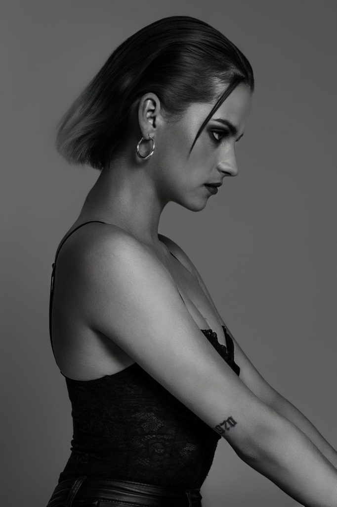 Schwarz-Weiß-Porträt eines weiblichen Models beim Model Fotoshooting Vorarlberg – Sedcardshooting mit klarem Profil und Stil.