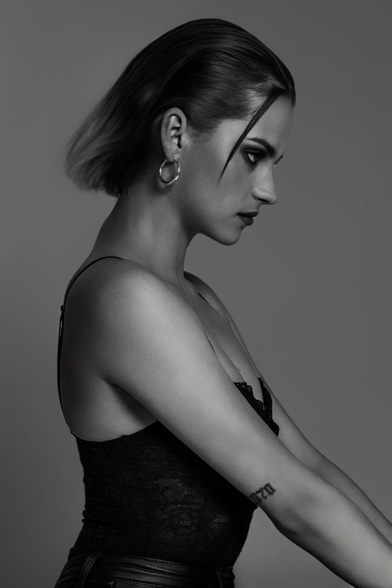 Schwarz-Weiß-Porträt eines weiblichen Models beim Model Fotoshooting Vorarlberg – Sedcardshooting mit klarem Profil und Stil.