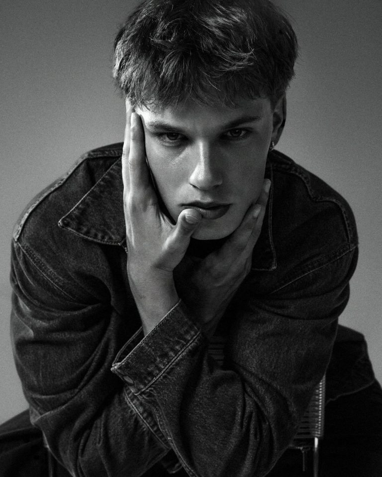 Intensives Porträt eines männlichen Models beim Model Shooting in Vorarlberg – Sedcardfotos in Schwarz-Weiß mit Fokus auf Gesichtsausdruck.