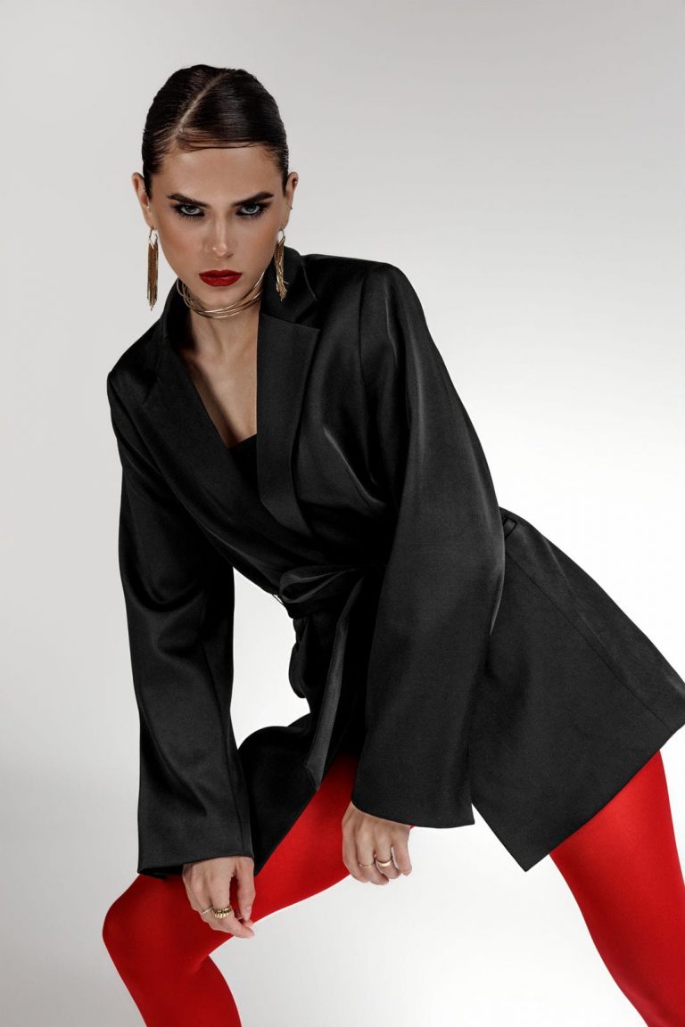 Model mit starkem Blick in Modepose – Fashion Sedcardshooting Vorarlberg