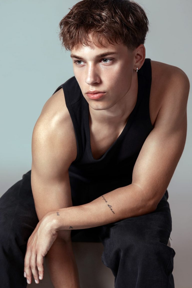 Männliches Model im schwarzen Tanktop mit Blick zur Seite – professionelles Model Shooting in Vorarlberg