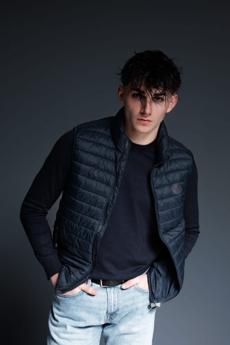 Männliches Model beim Model Shooting im Studio – Sedcardfotos mit starkem Ausdruck in Vorarlberg