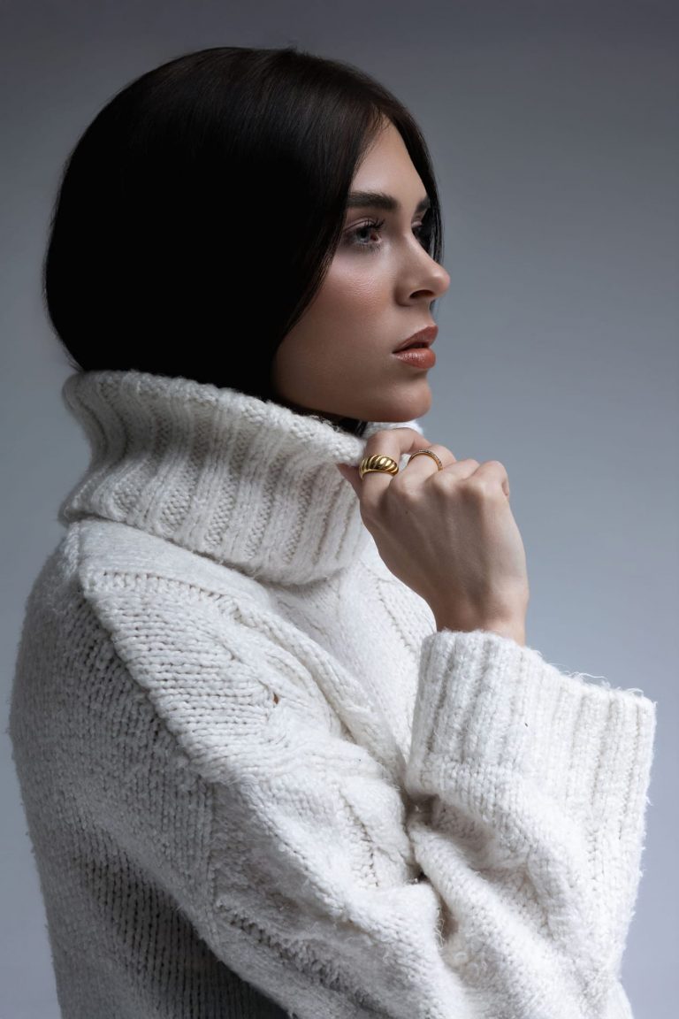 Seitliches Porträt einer Frau mit weißem Strickpullover – Sedcardfotos mit Fokus auf Details beim Model Fotoshooting Vorarlberg