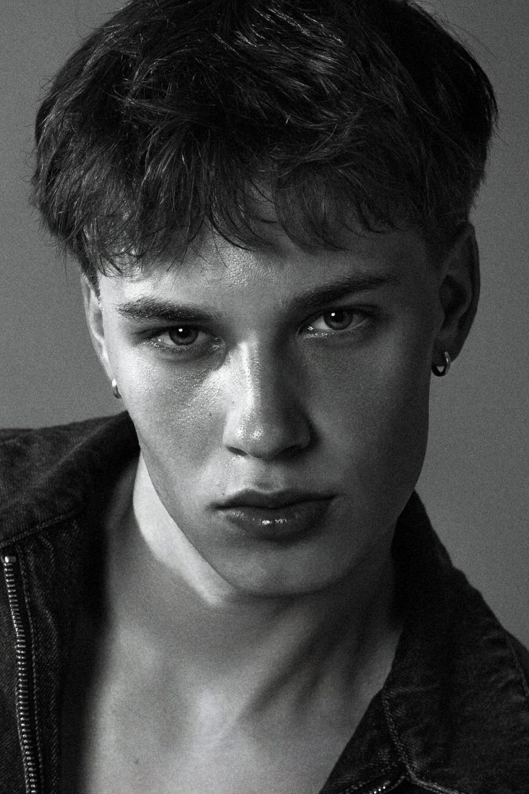 Schwarzweißporträt eines männlichen Models mit intensiven Augen – Sedcardfoto aus dem Modelshooting Vorarlberg