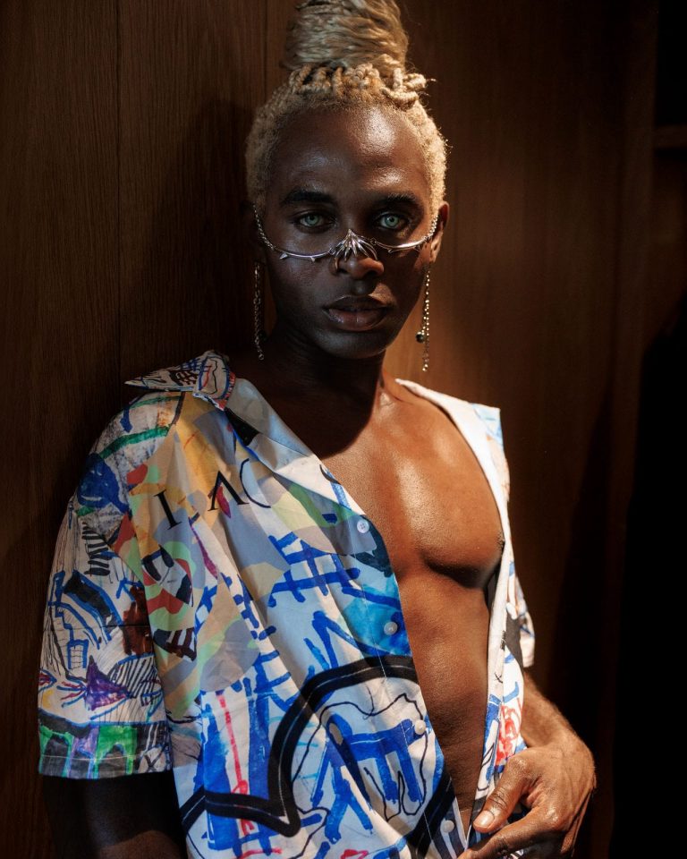 Portrait von männlichen Model das Pia Bolte Designerkleidung trägt