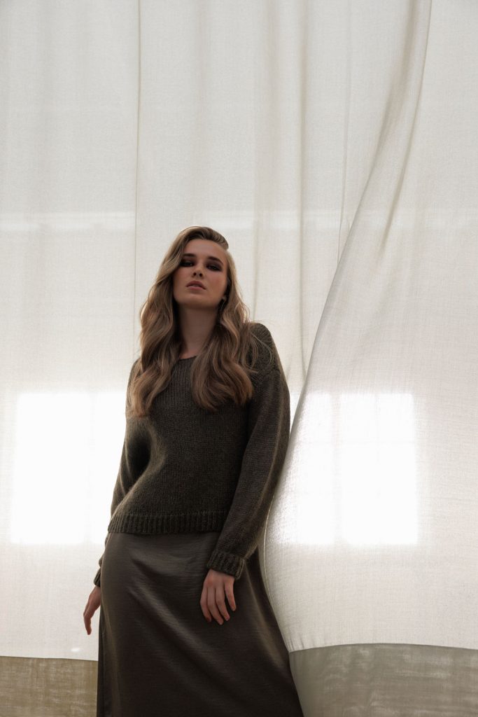 Frau bewegt sich vor hellen Tüchern, Fashion Fotografie Vorarlberg