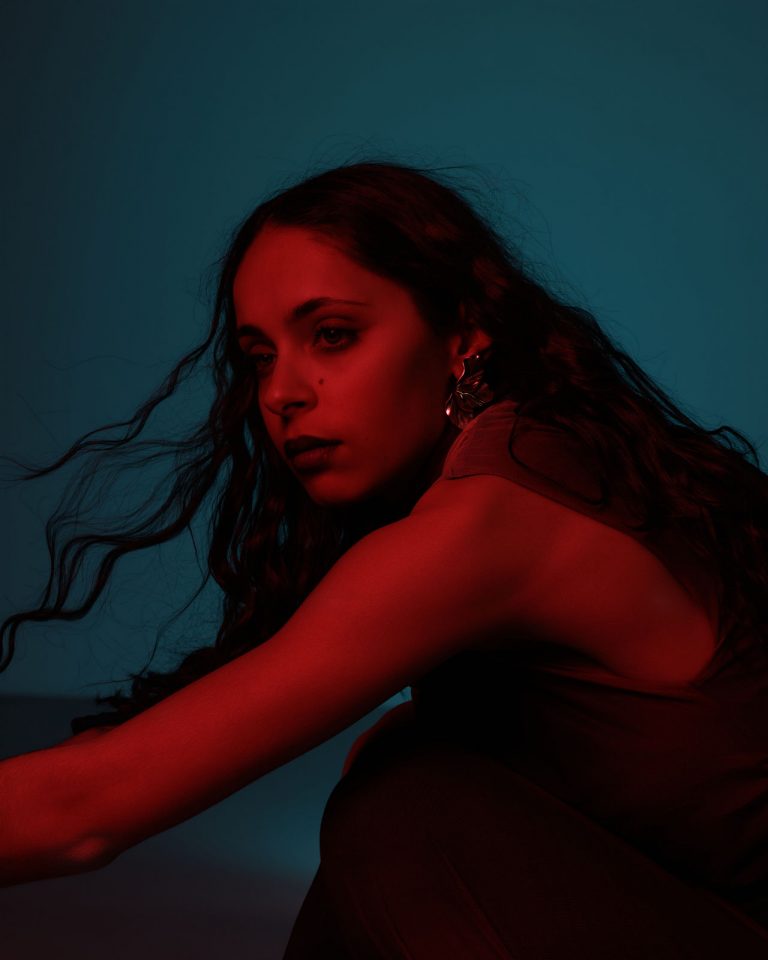 Closeup vom Model das rot angeleuchtet wird, der Hintergrund ist türkis, Editorial Shooting Vorarlberg