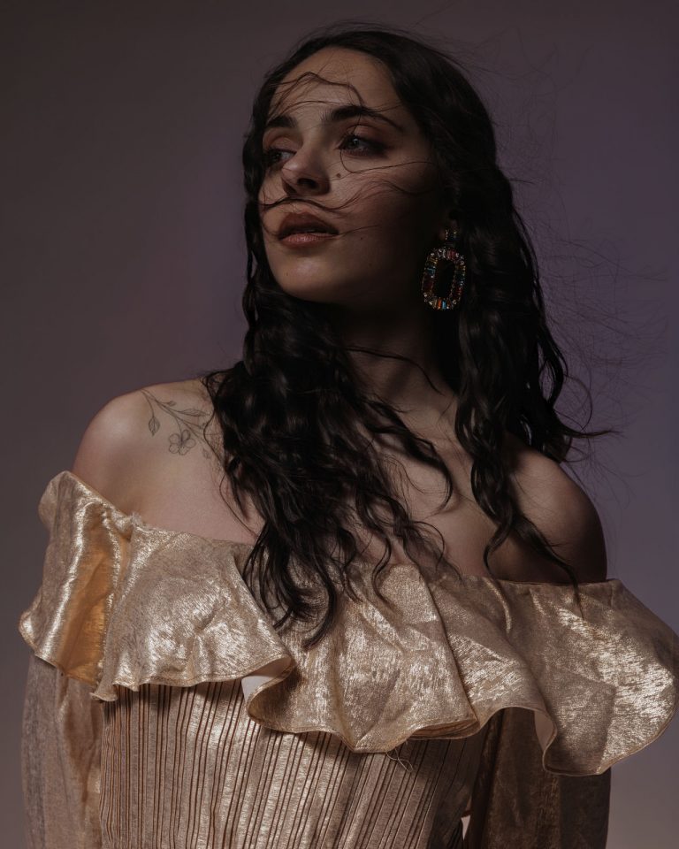 künstlerische Nahaufnahme, Model mit wehendem Haar blickt verträumt in die Ferne, Modefotograf Vorarlberg